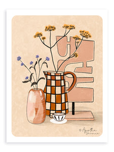 Café, vase et fleurs séchées